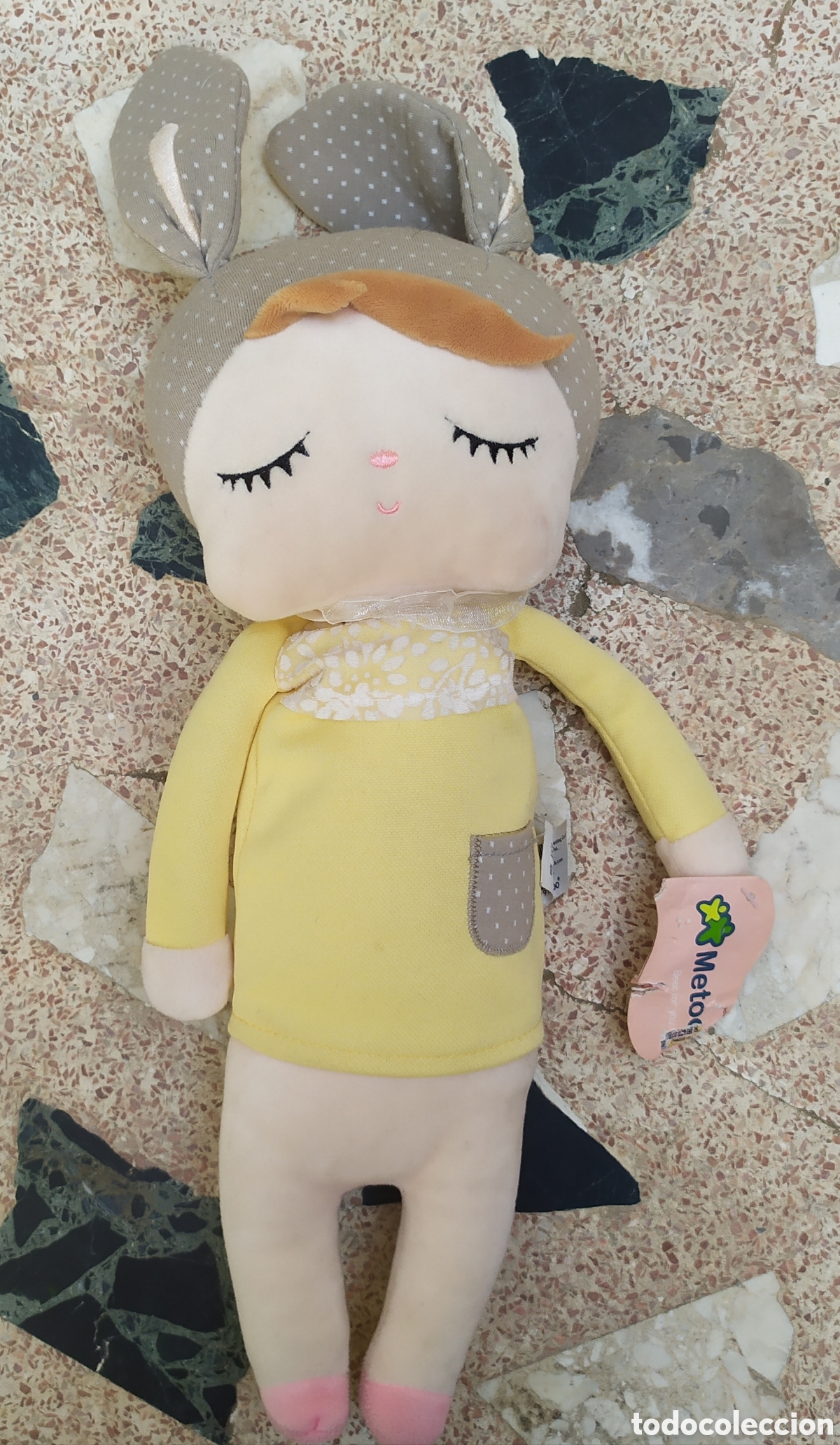 Juguetes antiguos: Metoo &Aacute;ngela ojos durmientes y orejas de conejo. Mide 40 cm de altura.