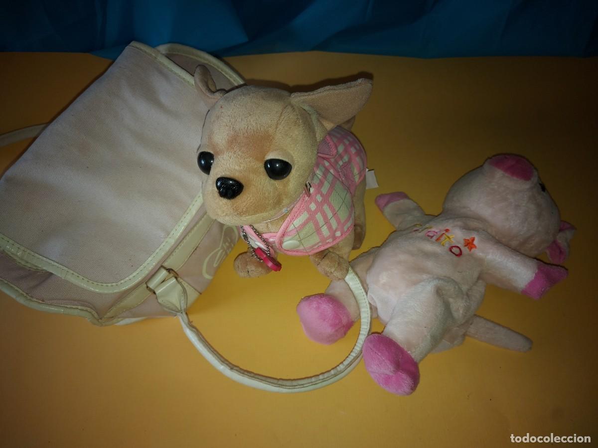 Juguetes antiguos: peluches, perro con cesta