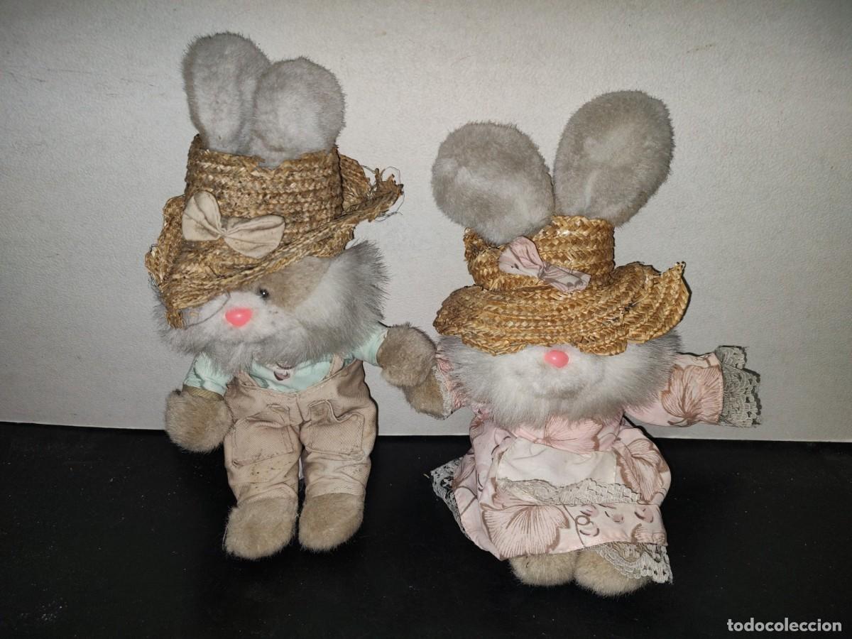 Juguetes antiguos: A1- Par De Conejos Granjeros Vintage De Peluche - 80'S