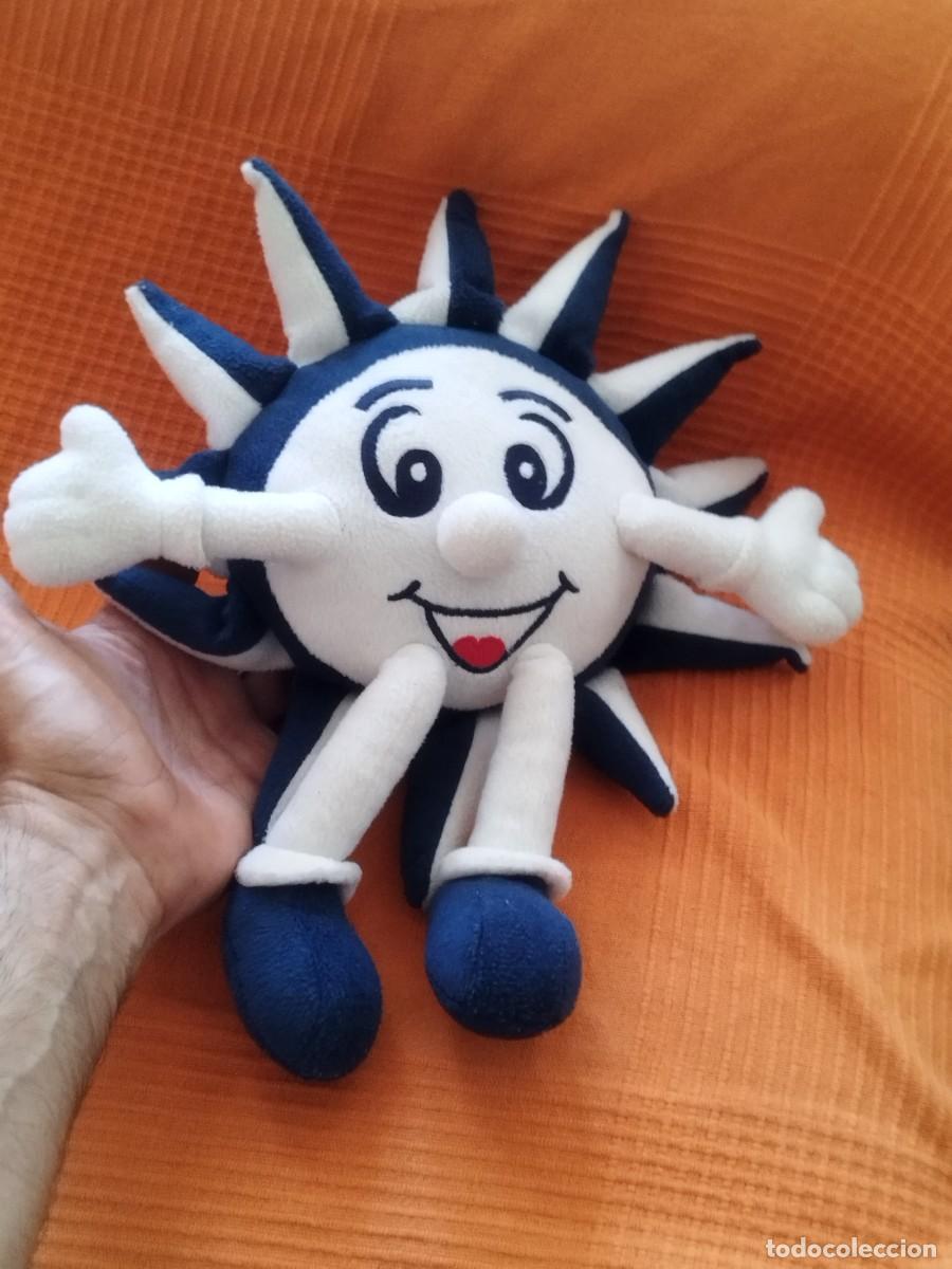 Juguetes antiguos: Mu&ntilde;eco de peluche, mascota DoReMi en forma de sol de MSC Cruceros.