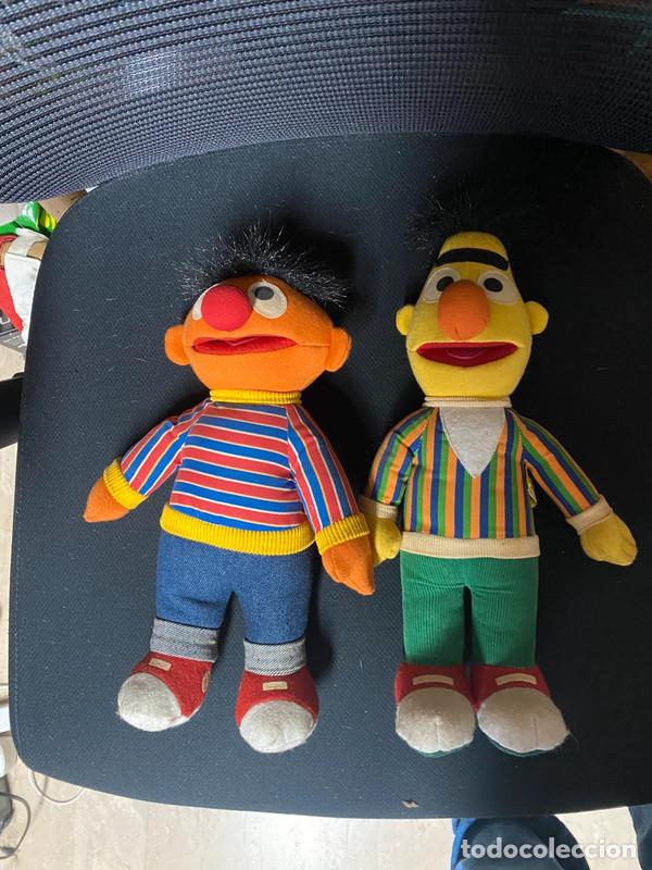 Juguetes antiguos: Peluches de EPI y Blas de Barrio S&eacute;samo de la marca Just Play