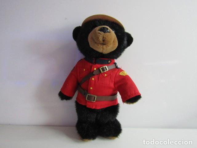 Juguetes antiguos: PRRECIOSO OSO PELUCHE BlackBeary, sargento de la RCMP (Real Polic&iacute;a Montada de Canad&aacute;) 25 cm