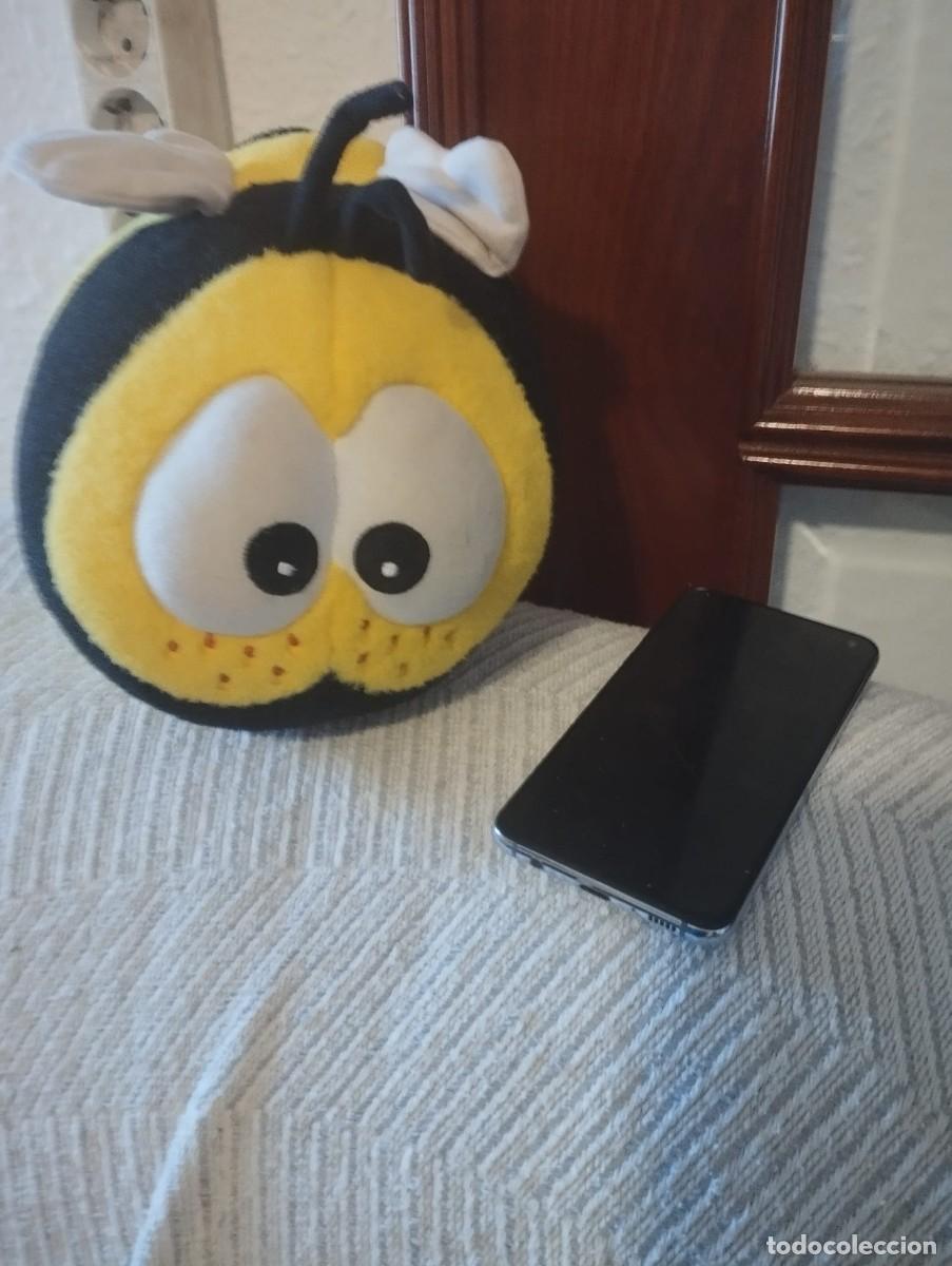 Juguetes antiguos: peluche de abeja o abispa