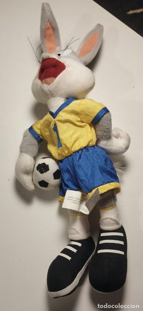 Juguetes antiguos: FIGURA DE PELUCHE DE BUGS BUNNY DE LOONEY TUNES, WARNER BROS, FUTBOLISTA, FUTBOL, A&Ntilde;O 2000.