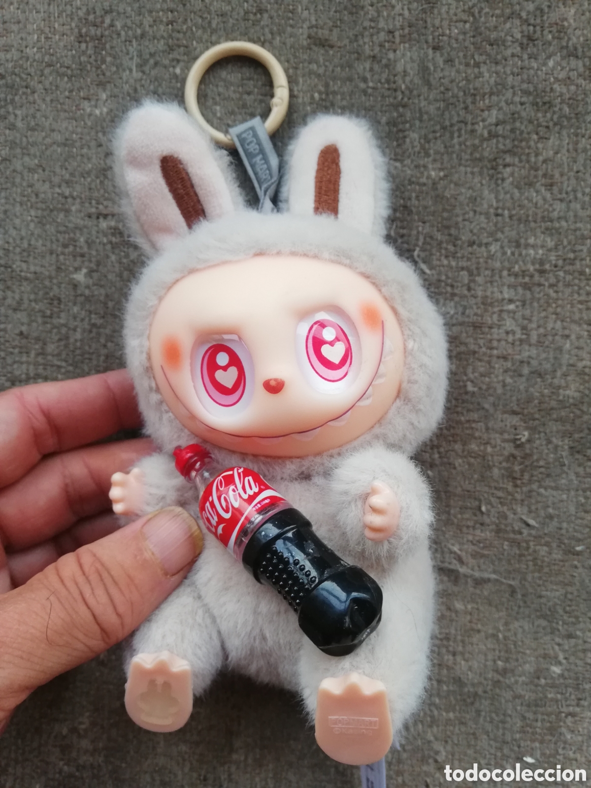 Juguetes antiguos: Labubu ojos rojos con botella de Coca-Cola. Pop Mart the monsters