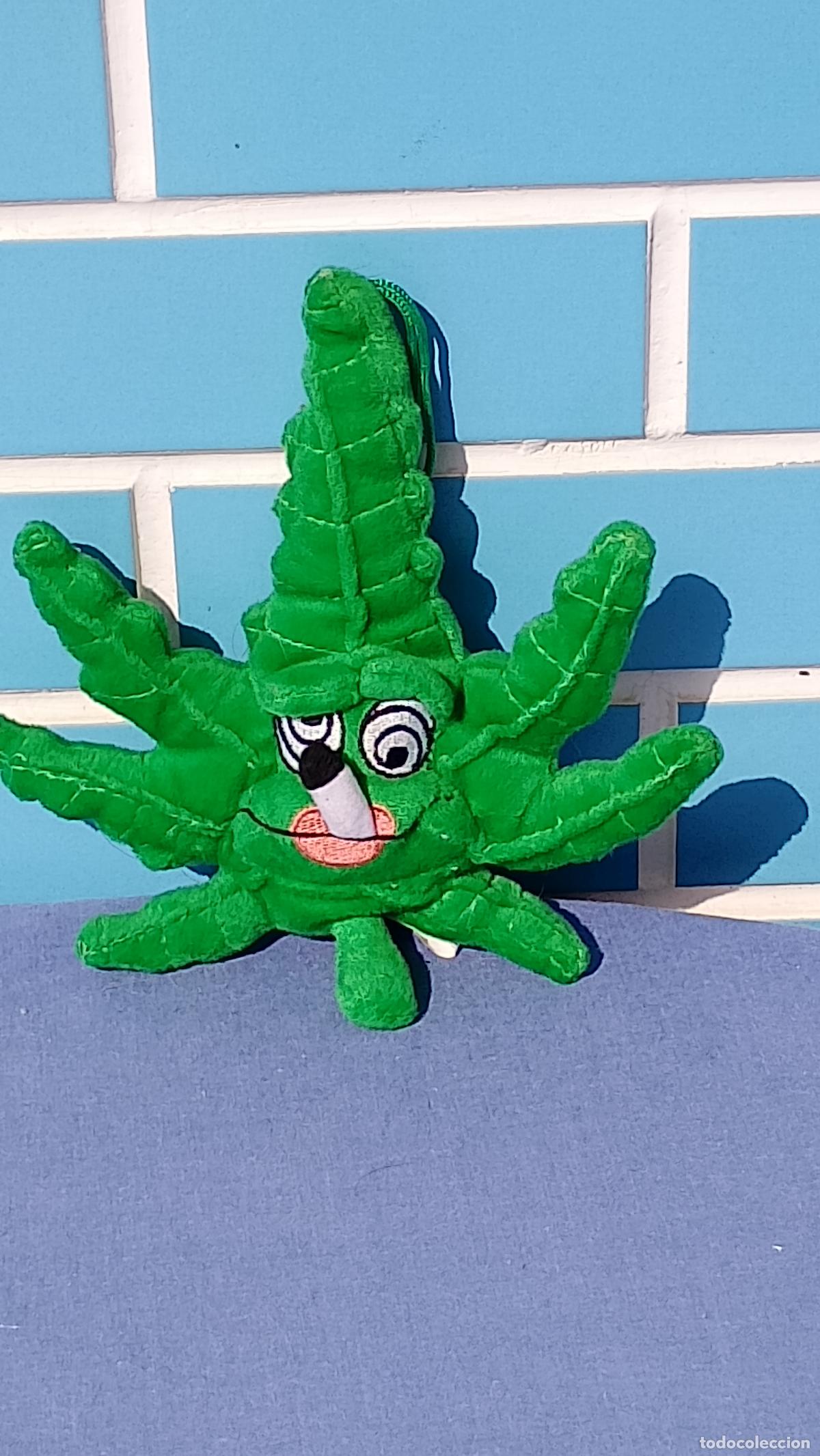 Juguetes antiguos: Peluche mu&ntilde;eco Hoja de marihuana cannabis colecci&oacute;n Rastaman de Play by Play