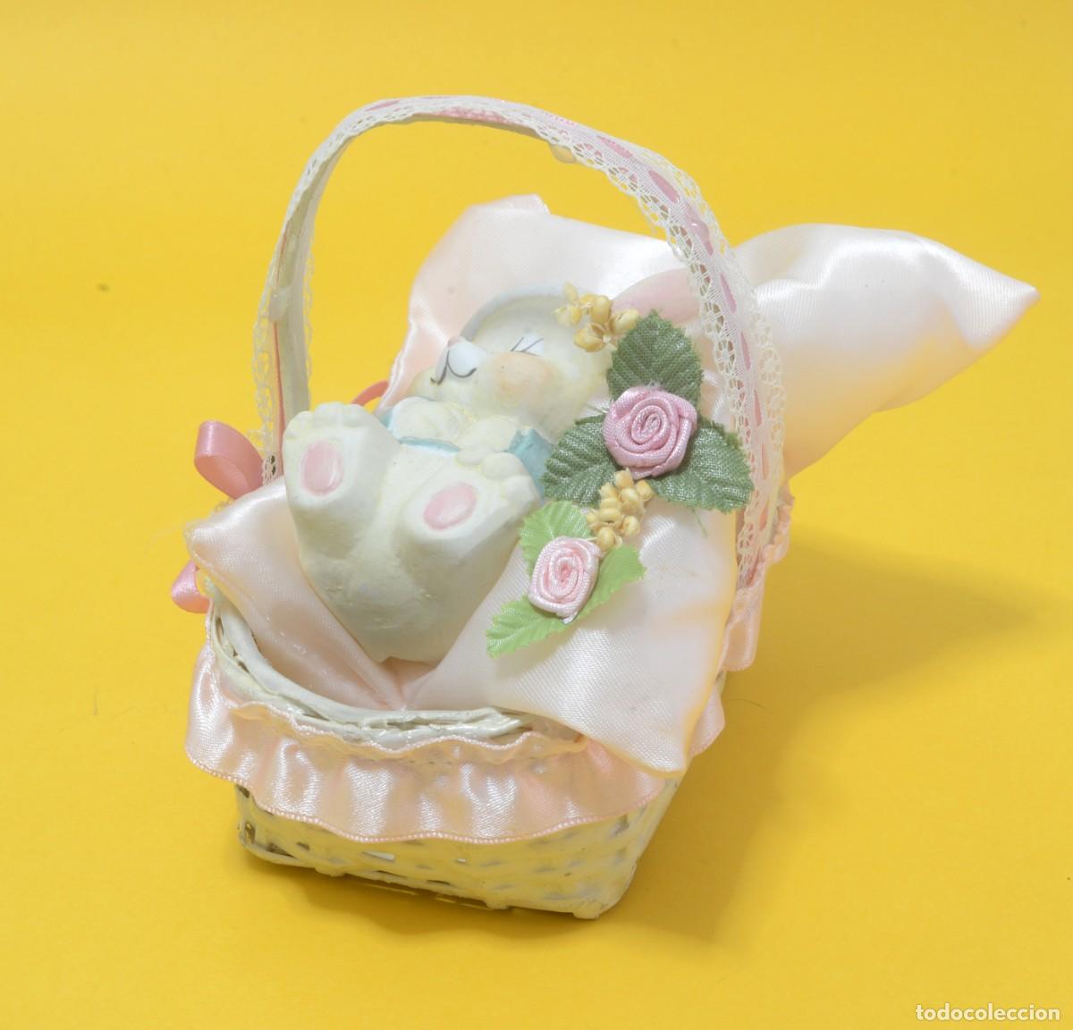 Juguetes antiguos: Peque&ntilde;a figura decorativa beb&eacute; osita durmiendo en canasta de mimbre, vintage