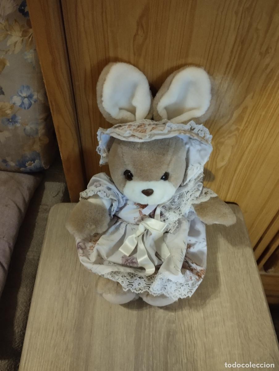 Juguetes antiguos: conejita de peluche con vestido antiguo de atosa