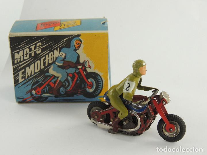 Juguetes antiguos Payá: MOTORISTA PAYÁ MOTO PULGA HOJALATA A CUERDA AÑOS 40 - 50 PIEZA DE COLECCIÓN. Lote 247494290