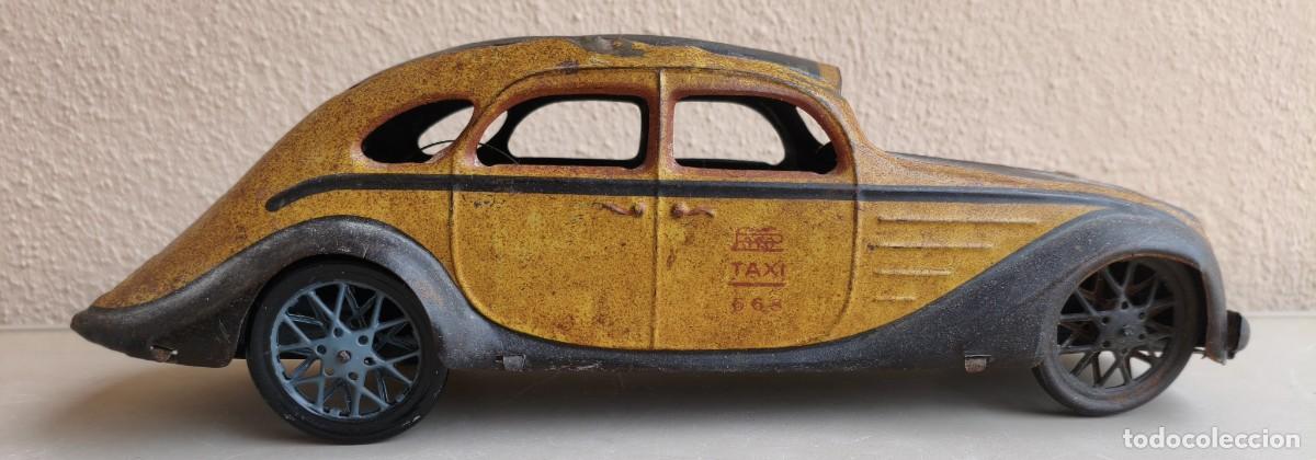 Juguetes antiguos Pay&aacute;: Antiguo coche taxi de Pay&aacute;. Sin m&aacute;s datos.