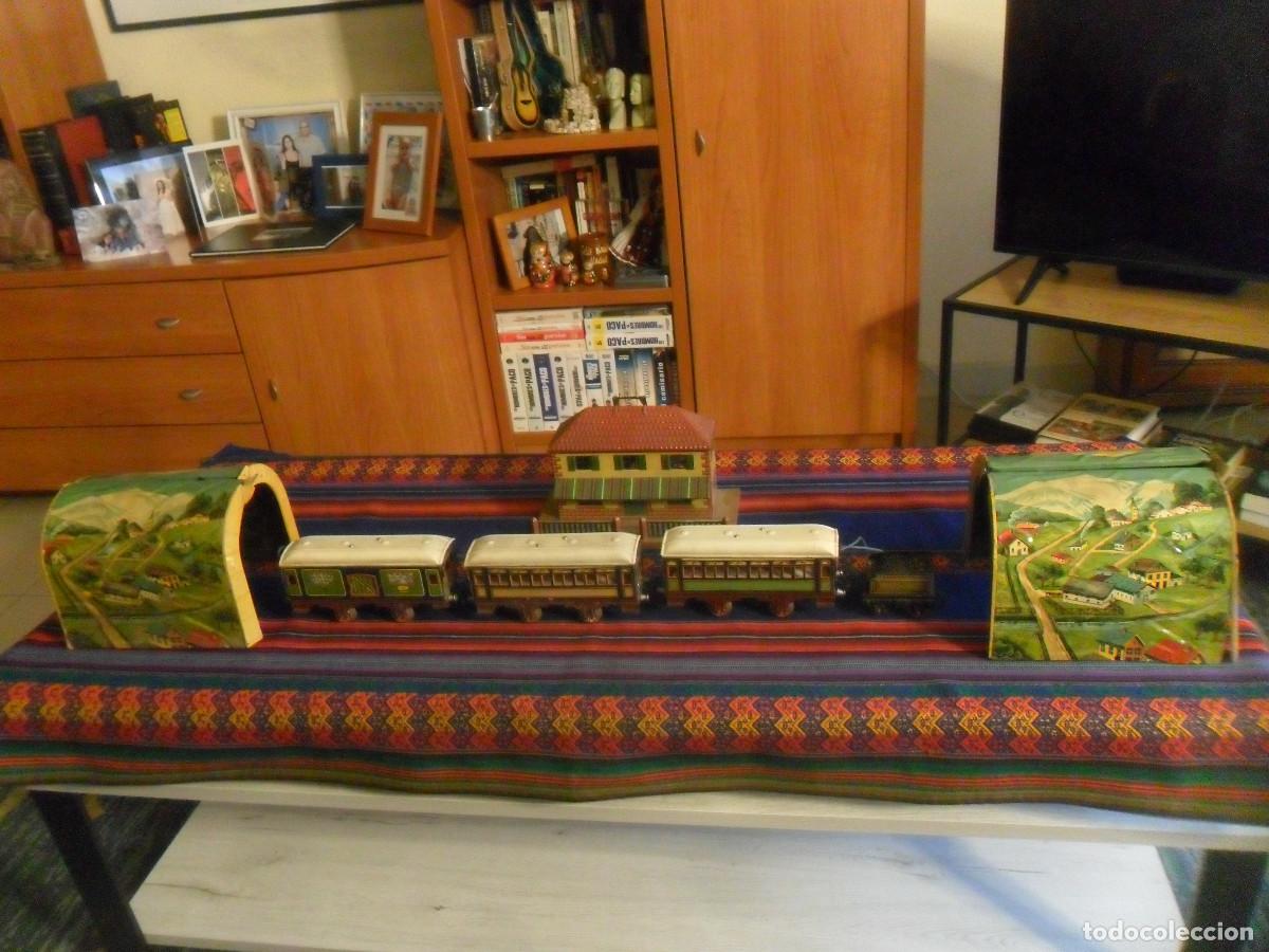 Juguetes antiguos Pay&aacute;: PAY&Aacute; TREN DE HOJALATA 3 VAG&Oacute;N, CARBONERA 2 T&Uacute;NEL DE 4 PIEZAS Y UNA CASA. ORIGINAL Y PRECIOSO.