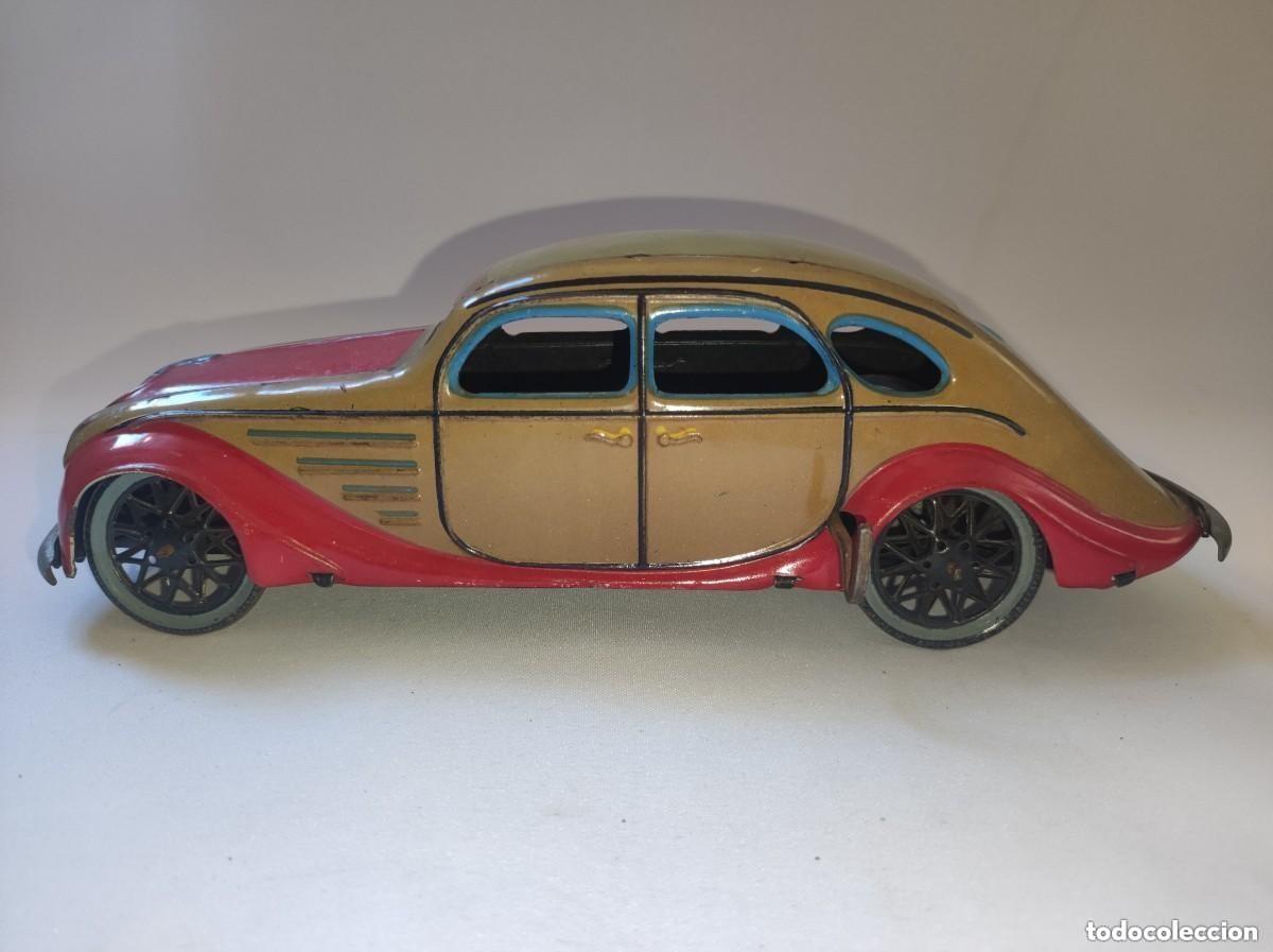 Juguetes antiguos Pay&aacute;: Espectacular coche antiguo de hojalata litografiada paya airflow a cuerda original 27 cm dorado