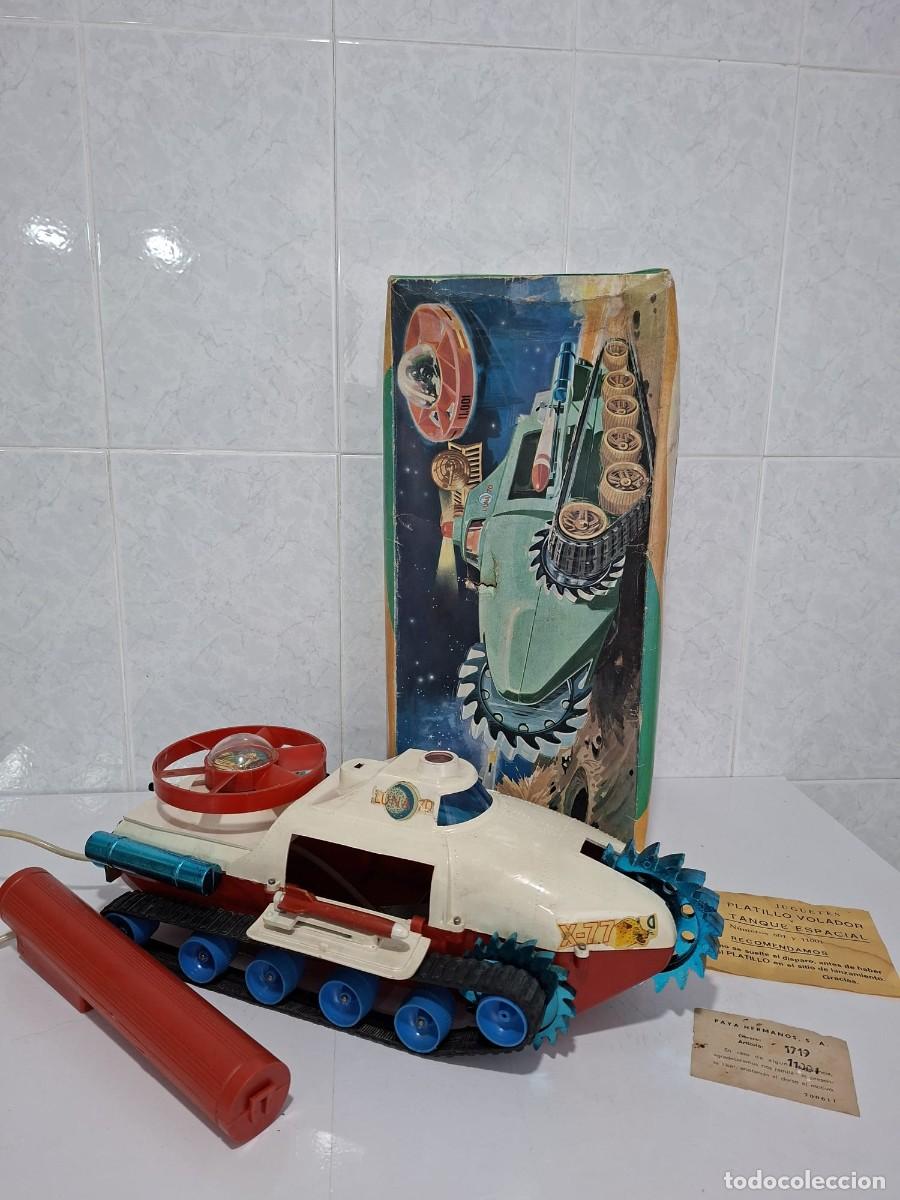 Juguetes antiguos Pay&aacute;: Tanque espacial Luna de Paya con mando a distancia por cable a pilas Ref. 11001, a&ntilde;os 1965/70