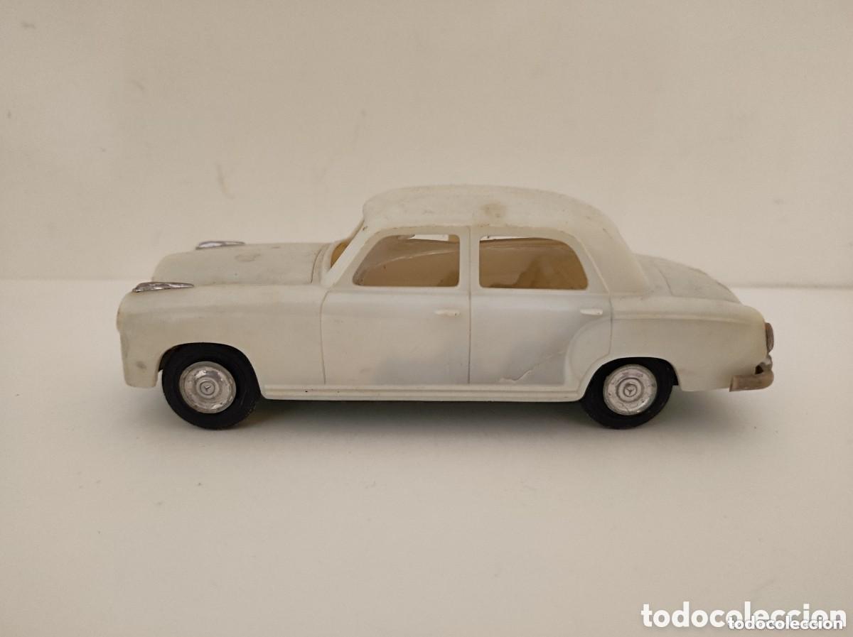 Juguetes antiguos Pay&aacute;: Antiguo coche mercedes 220 de pay&aacute;