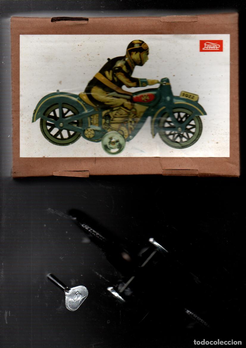 Juguetes antiguos Pay&aacute;: MOTORISTA. HOJALATA. LLAVE PARA DAR CUERDA. CON CAJA. REPRODUCCION PAYA 1905.