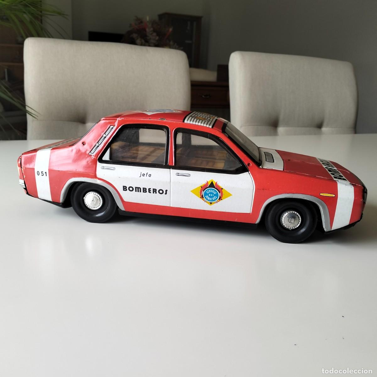 Juguetes antiguos Pay&aacute;: PAYA. GRAN COCHE HOJALATA BOMBEROS. RENAULT 12. RARO. MUY BUEN ESTADO.A&Ntilde;OS 60