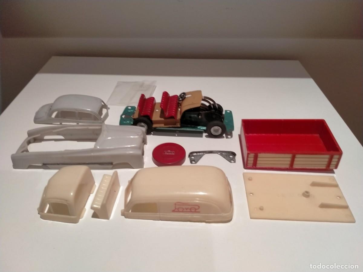 Juguetes antiguos Pay&aacute;: Chasis con motor a cuerda y carrocer&iacute;as Paya 1/32