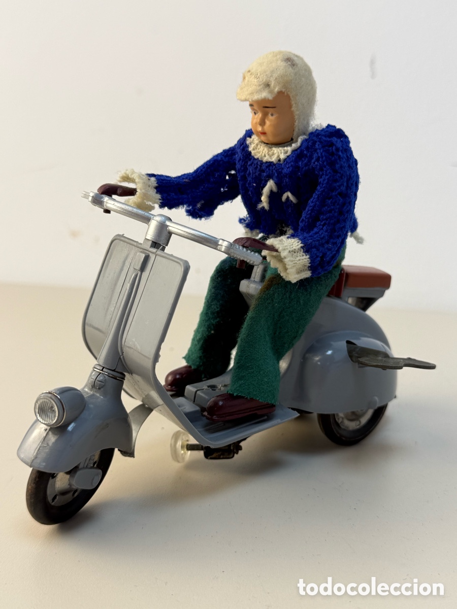 Juguetes antiguos Pay&aacute;: Vespa con piloto de Pay&aacute;. Juguete antiguo a cuerda.