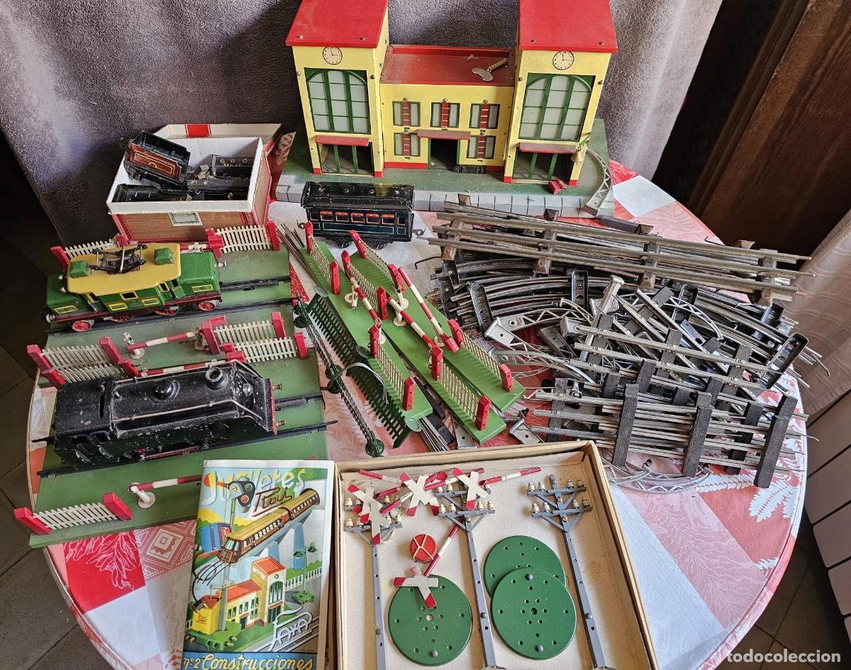 Juguetes antiguos Pay&aacute;: Lote Tren El&eacute;ctrico Vintage Pay&aacute; Escala 0.3 Locomotoras, Estaci&oacute;n Iluminada, Accesorios N.O.S y v&iacute;as
