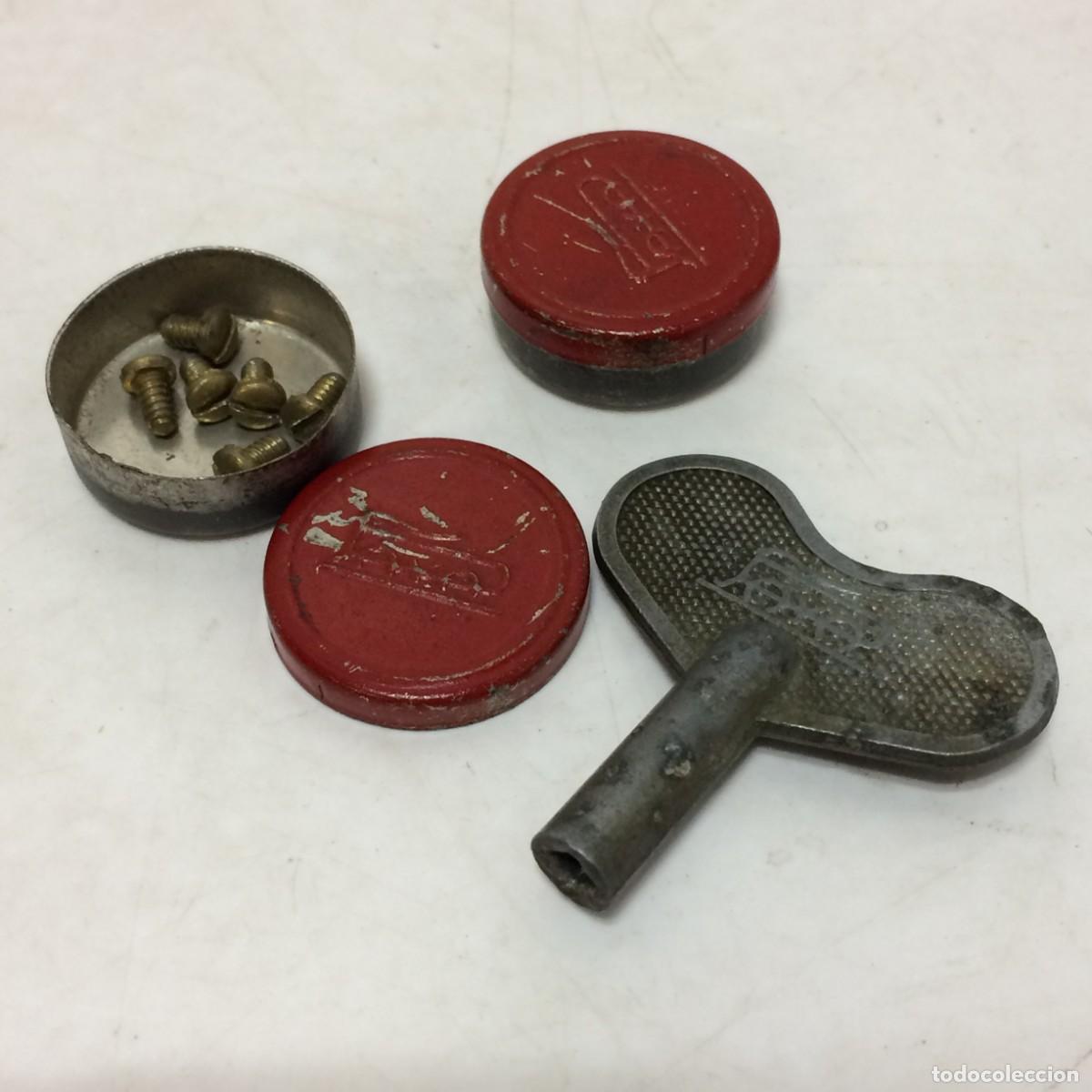 Juguetes antiguos Pay&aacute;: Juguetes PAYA - Llave N&ordm; 3 para dar Cuerda + 2 Cajas Paya con Remaches y Tornillos