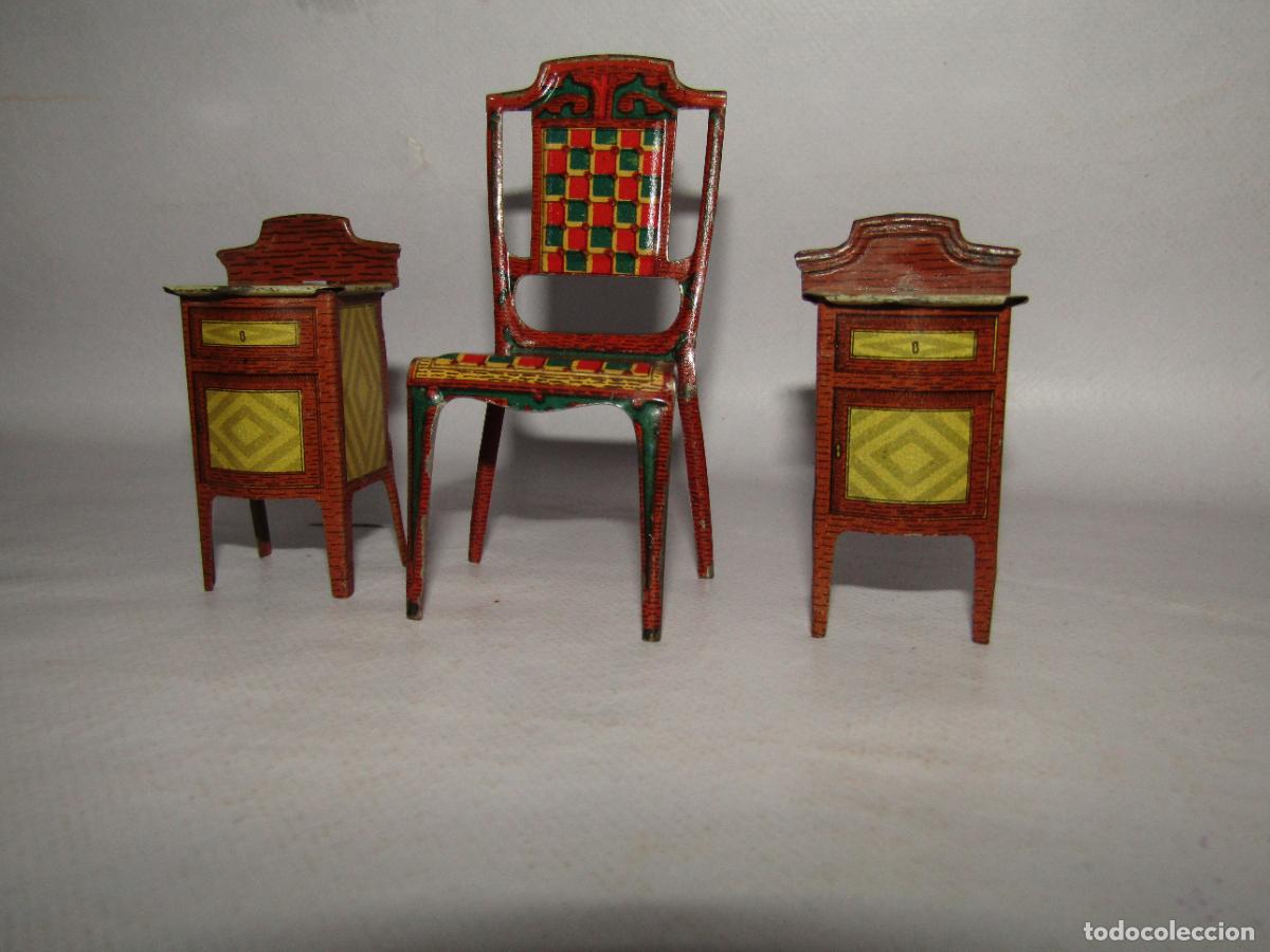 Juguetes antiguos Pay&aacute;: Antiguo Par de Mesitas de Noche y Silla en Hojalata Litografiada de Juguetes PAY&Aacute; HERMANOS