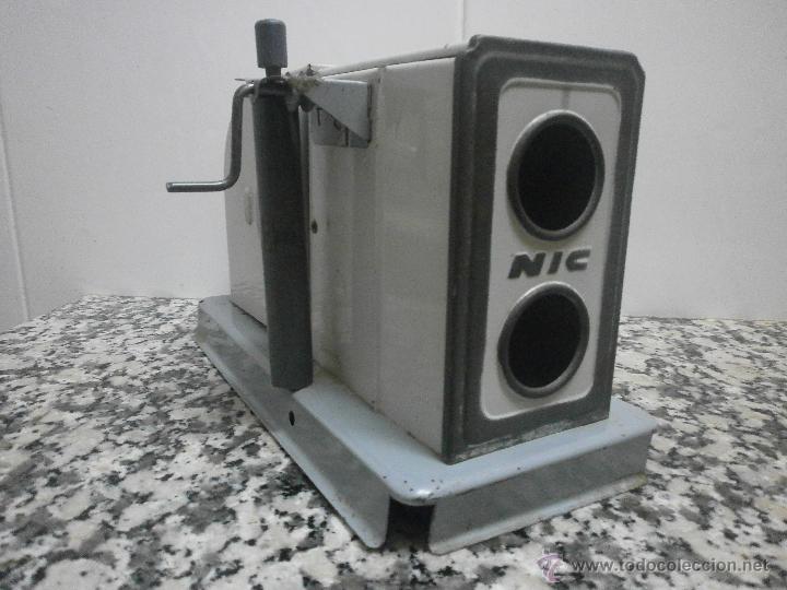 Juguetes antiguos: PROYECTOR DE CINE MARCA NIC - Foto 1