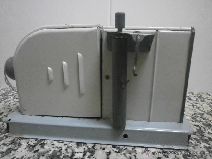Juguetes antiguos: PROYECTOR DE CINE MARCA NIC - Foto 2