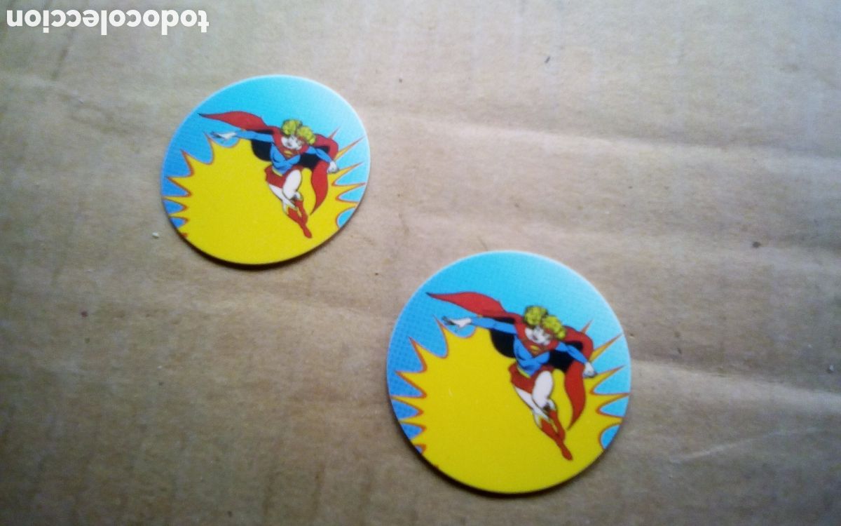 Brinquedos Antigos: 2 Tazos Supergirl 25. &copy; DC (s09). Frit Ravich.