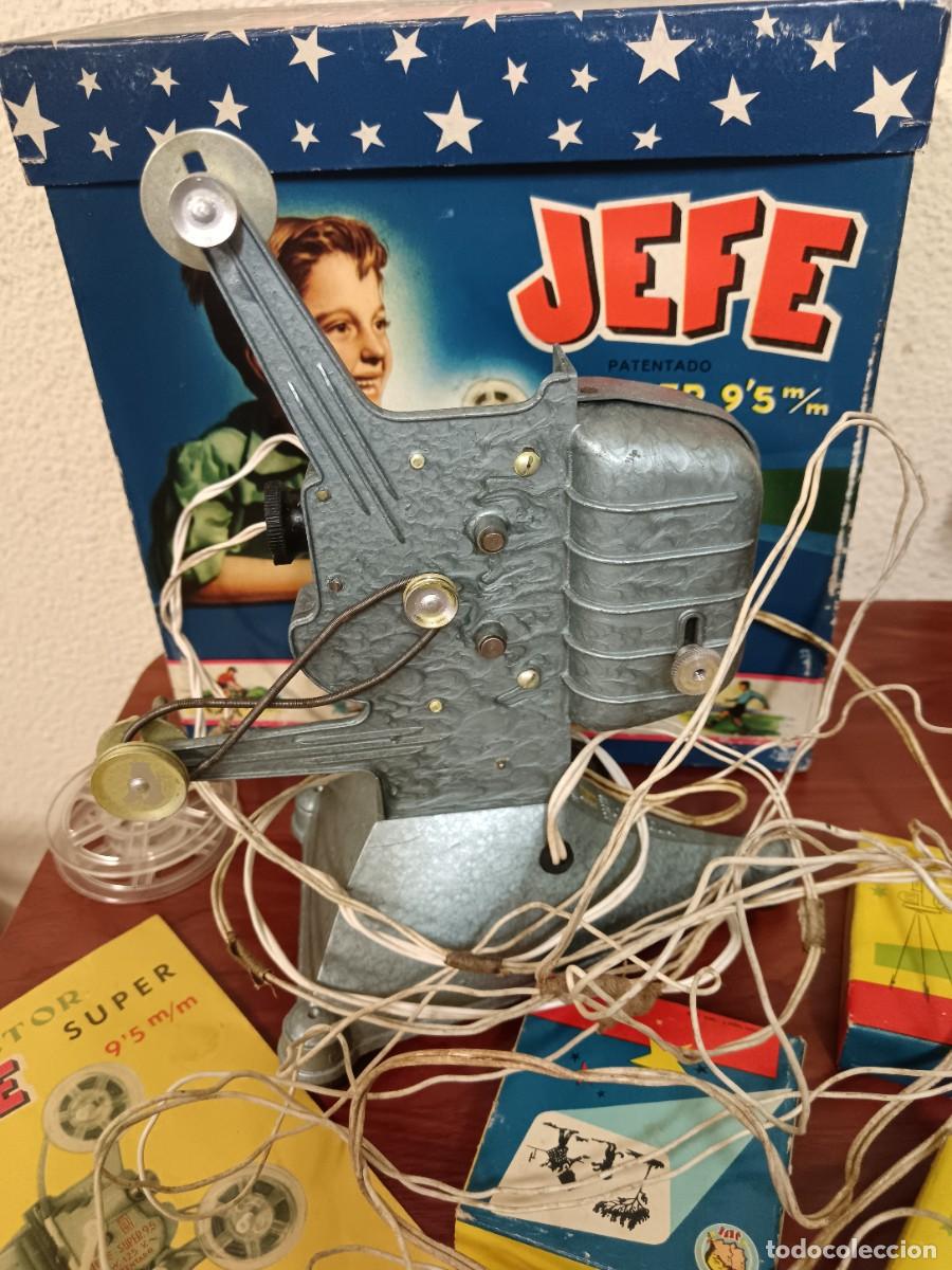 Juguetes antiguos: PROYECTOR JEFE SUPER 9,5 MM. CON CAJA Y 3 PEL&Iacute;CULAS A&Ntilde;O 1959
