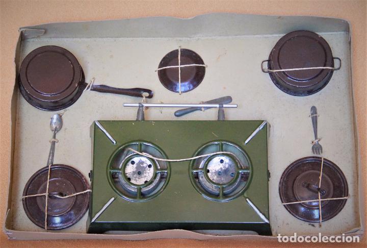 Juguetes antiguos Rico: RICO. Conjunto de cocina - hornillo y menaje de hojalata. Años 40. Con caja original. - Foto 2 - 95320291