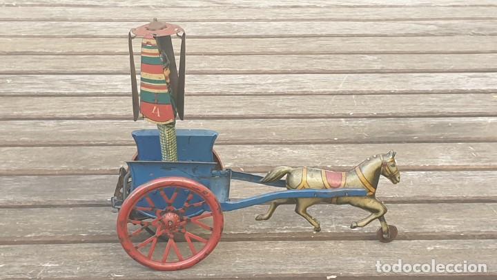 Juguetes antiguos Rico: Hombre PARAGUAS de RICO en carreta tirado por caballo, de hojalata (lata) litografiada, años 30 - Foto 14 - 300571753
