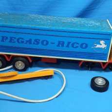 Juguetes antiguos Rico: CAMION TRANSINTER DE PEGASO , RICO. NO FUNCIONA. FALTAN PIEZAS Y PARTES DETERIORADAS. Lote 362347395