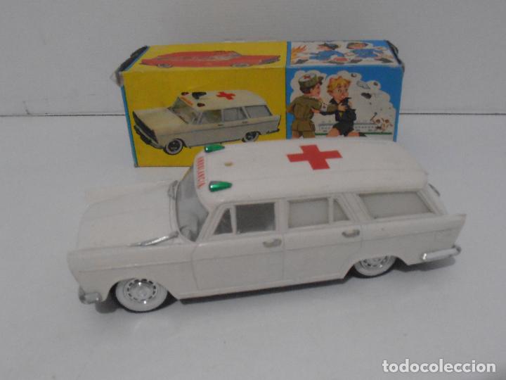 Juguetes antiguos Rico: COCHE A ESCALA, SEAT 1400 AMBULANCIA RICO, CAJA ORIGINAL NUM 776, A&Ntilde;OS 60, MADE IN SPAIN