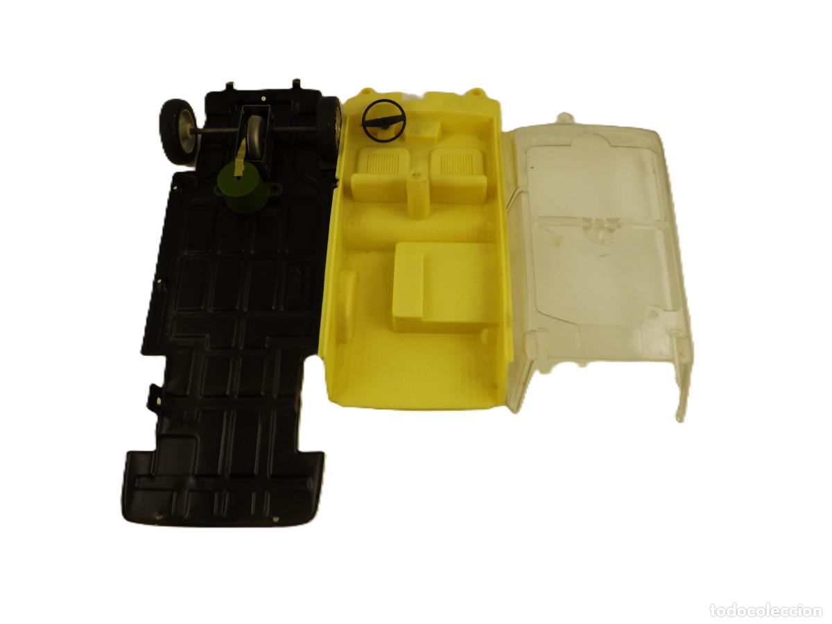 Juguetes antiguos Rico: Seat 1430 de Rico. Chasis con fricci&oacute;n (a falta de eje delantero), interior y cristalera. Desguace