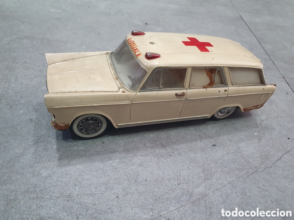 Rico Old Toys: Coche Rico ambulancia. Cruz Roja Espa&ntilde;ola. A restaurar. (L103)
