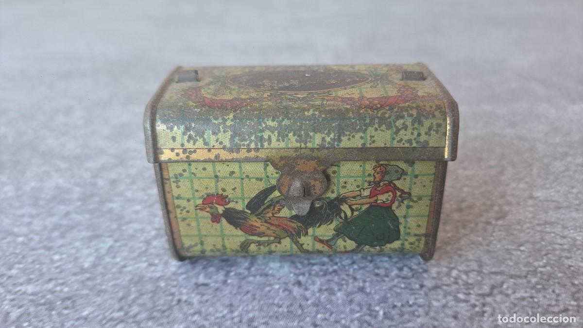 Altes Spielzeug Rico: Peque&ntilde;a, mini MALETA, CABAS DE RICO RSA (IBI) a&ntilde;os 30 de hojalata (lata) litografiada.