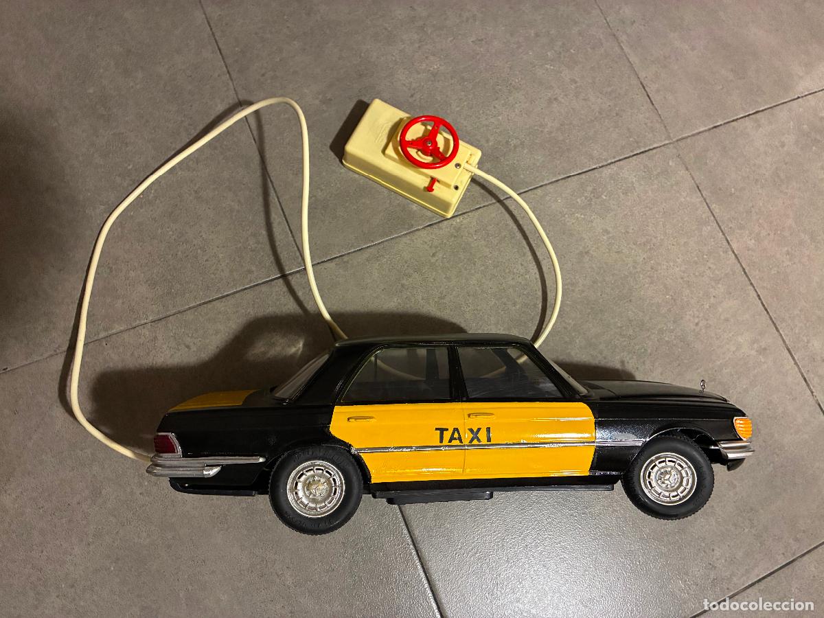 Juguetes antiguos Rico: coche Mercedes Diplomatico de Rico cabledirigido pintado como Taxi de Barcelona funciona ver fotos