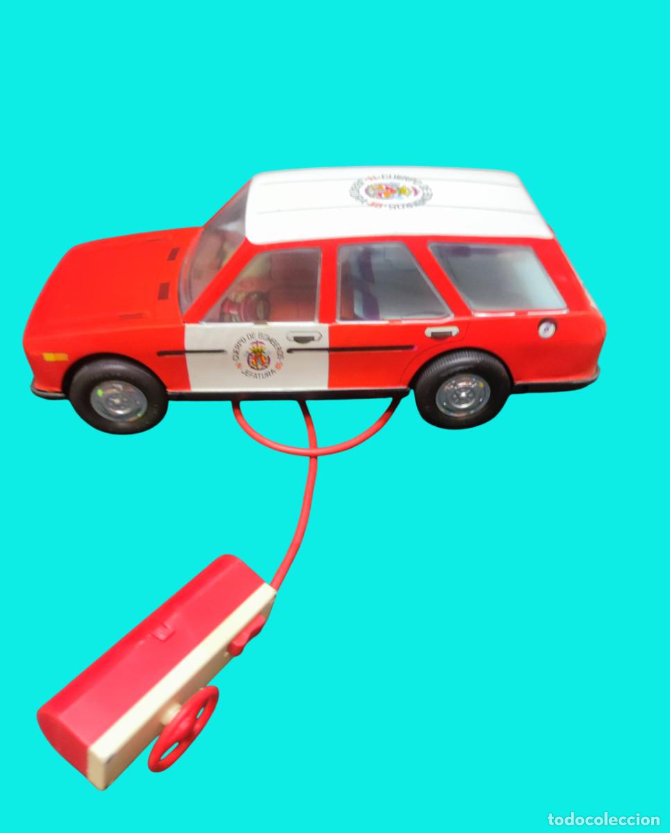 Juguetes antiguos Rom&aacute;n: Coche bomberos normal de cable- No funciona - Foto 1