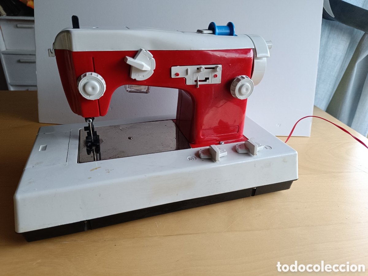 Juguetes antiguos Rom&aacute;n: Maquina de coser a pilas. Ignoro si funciona