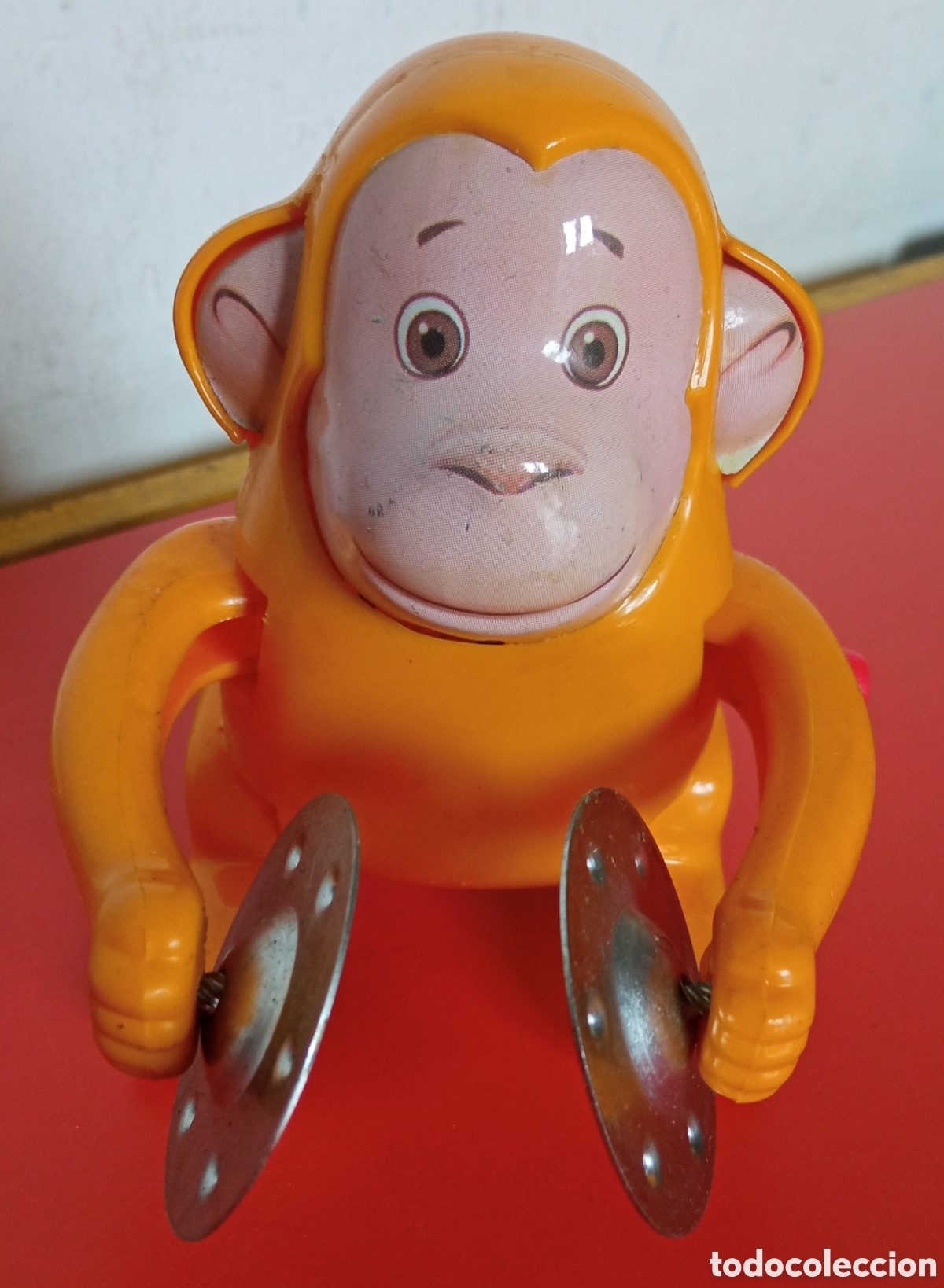 Juguetes antiguos Rom&aacute;n: MONO CON PLATILLOS A CUERDA RESORTE.ROM&Aacute;N 80'S.NUEVO.