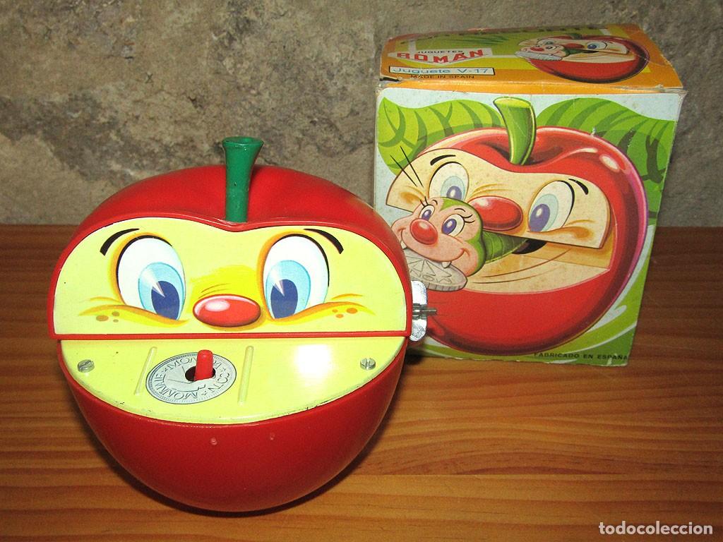 Juguetes antiguos Rom&aacute;n: ANTIGUA HUCHA CON FORMA DE MANZANA CON GUSANO, DE ROMAN - EN SU CAJA ORIGINAL - A&Ntilde;OS 70
