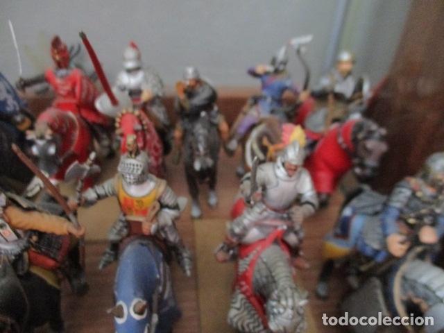 Juguetes Antiguos: Magnifico lote de 48 caballeros con caballo - Foto 5 - 127560763