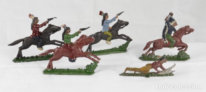 Juguetes antiguos: cinco indios semiplanos capell - Foto 1