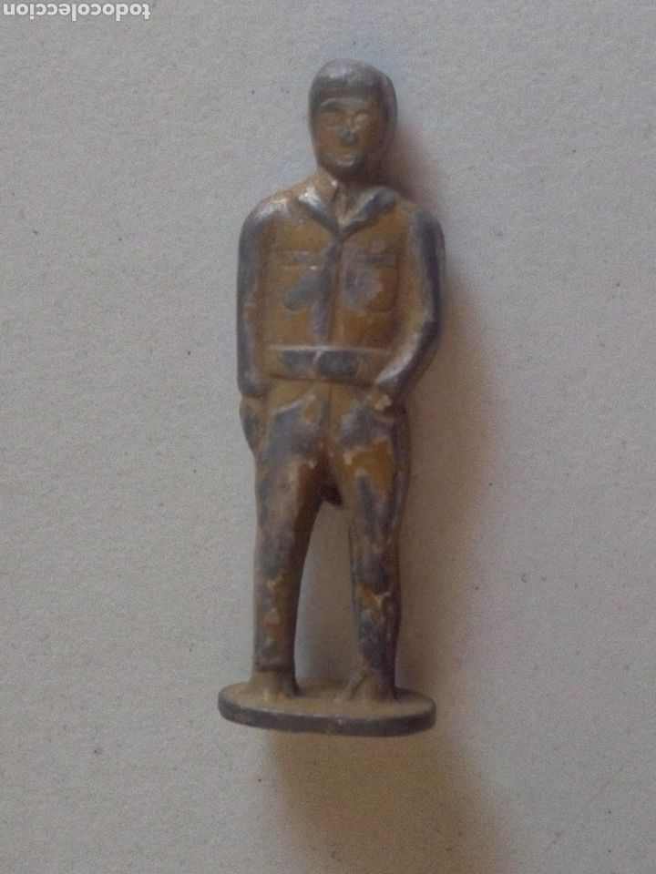 Old Toys: Antiguo soldadito plomo o met&aacute;lico pintado amarillo ocre