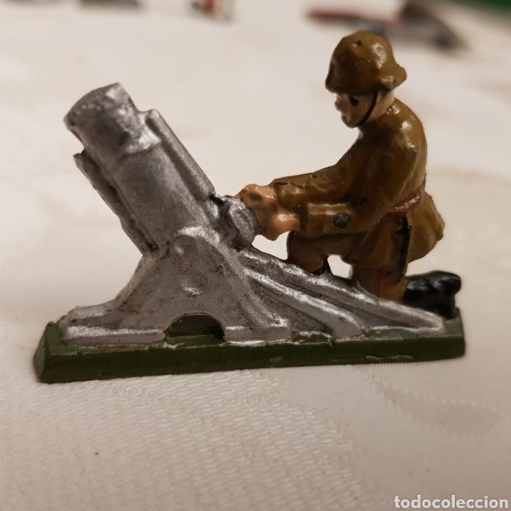 Juguetes Antiguos: Soldado con ca&ntilde;&oacute;n de plomo a&ntilde;os 40. Soldados de plomo.