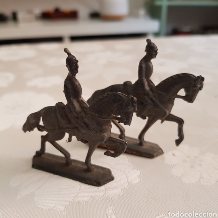 Juguetes Antiguos: 2 soldados de plomo a caballo.