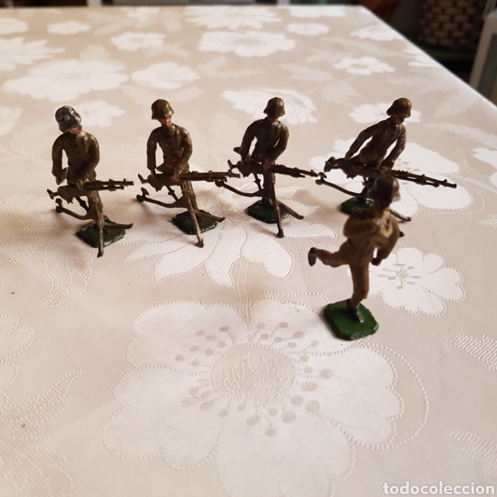 Juguetes Antiguos: 5 soldados infanter&iacute;a en batalla. Casanellas-Capell