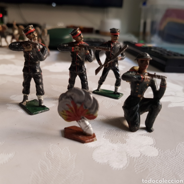 Juguetes Antiguos: 5 Soldados de plomo en batalla.