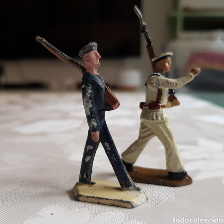 Juguetes Antiguos: 2 Marineros soldados de plomo de diferente conjunto.