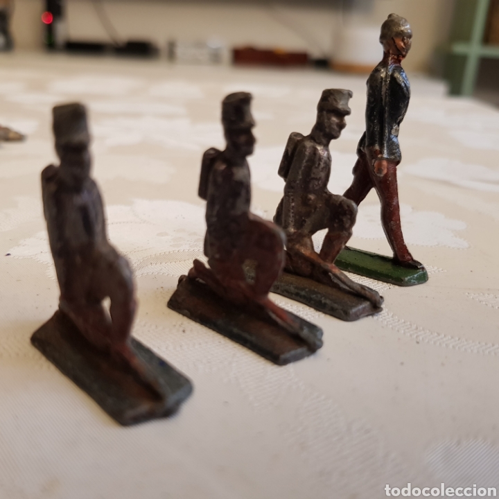 Juguetes Antiguos: 4 soldados plomo.